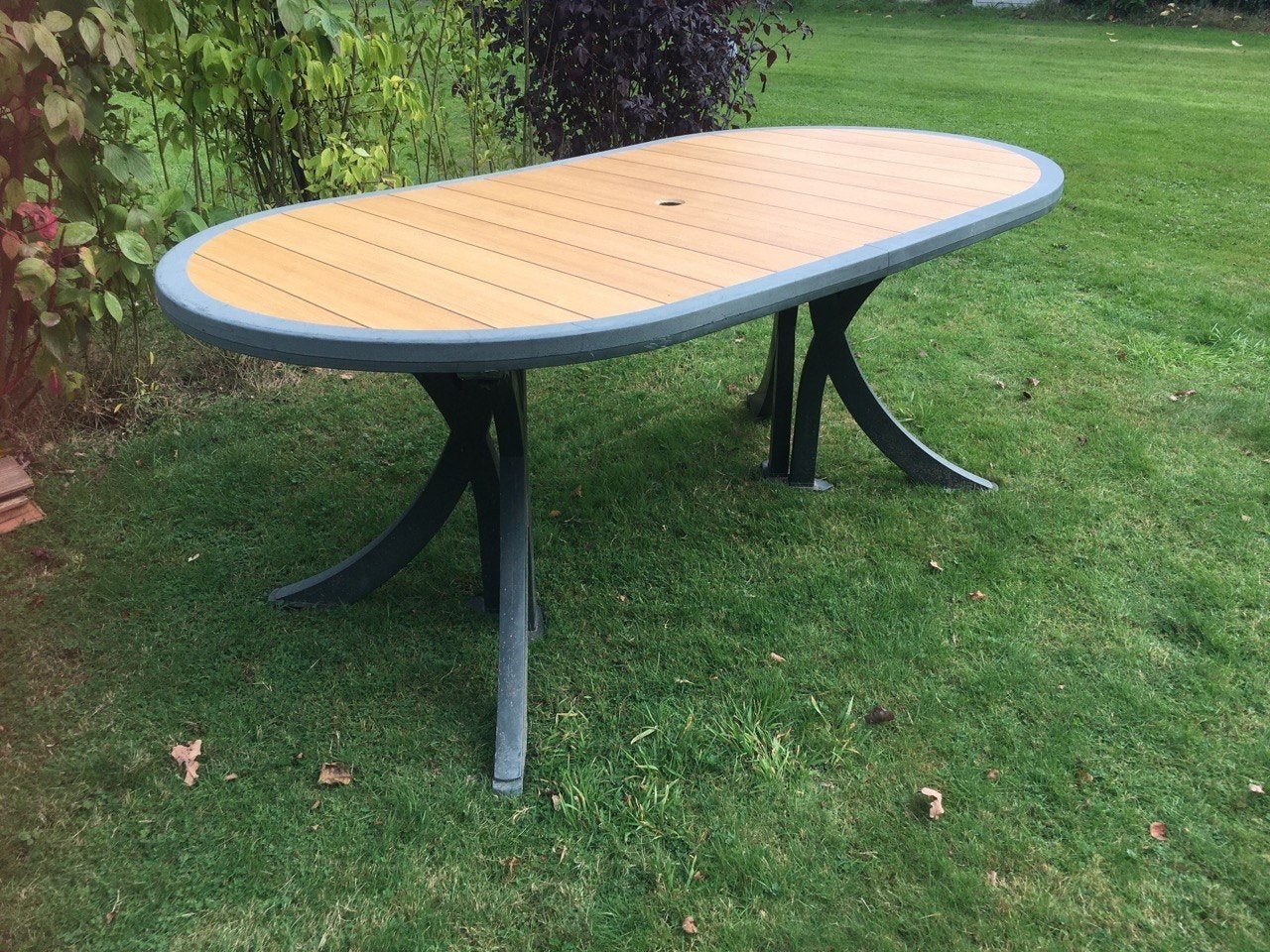 Foto 2 van Grote ovale kunststof buitentafel 160x95 cm - Gratis af te h