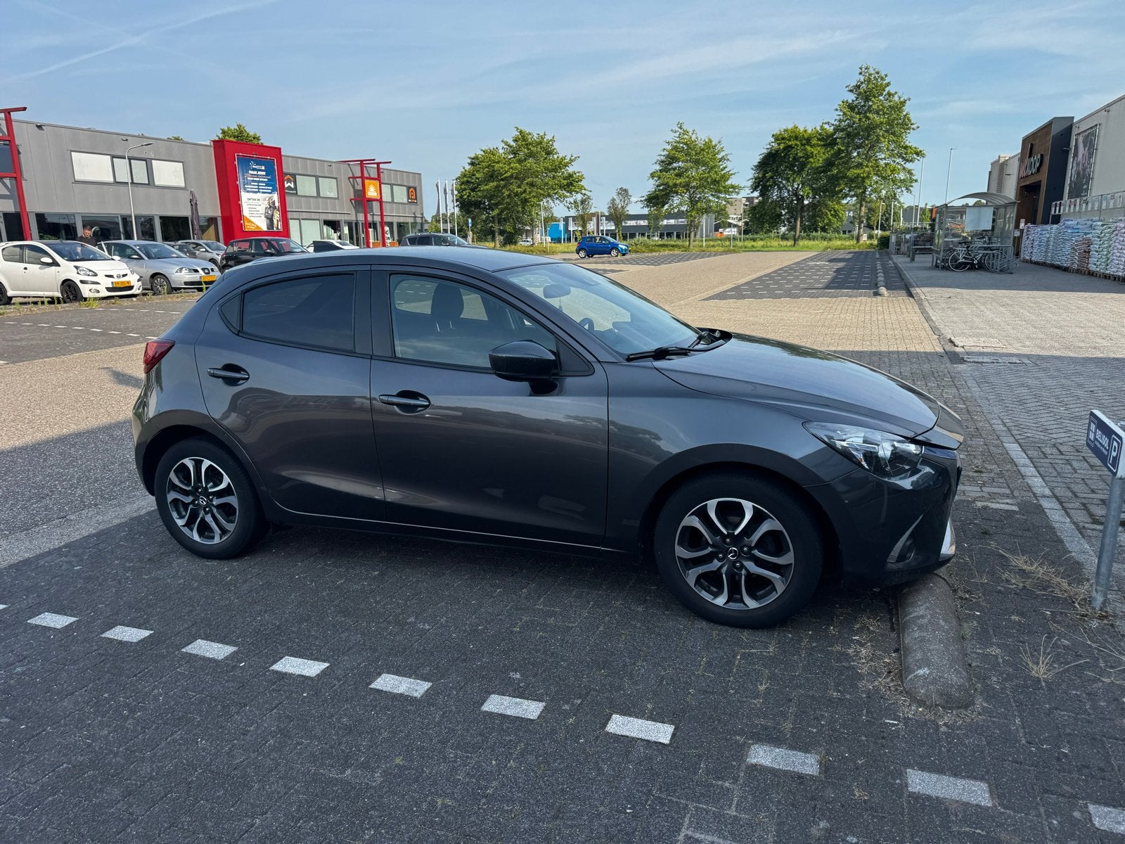Mazda 2 1.5 Skyactiv-g 90PK 2018 Grijs, Auto's, Voorwielaandrijving, 40 €/maand, Origineel Nederlands, Bedrijf
