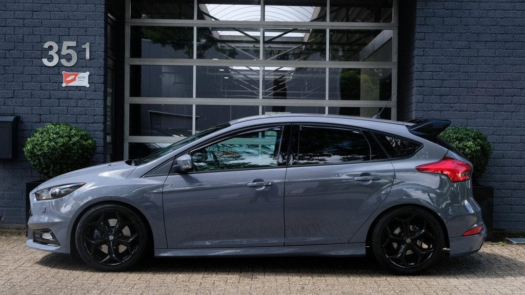 Ford Focus 2.0 ST-3 Stealth Grey|Leder|RS|Milltek|Maxton|Kan, Auto's, Ford, 15 km/l, Gebruikt, 4 cilinders, 1337 kg