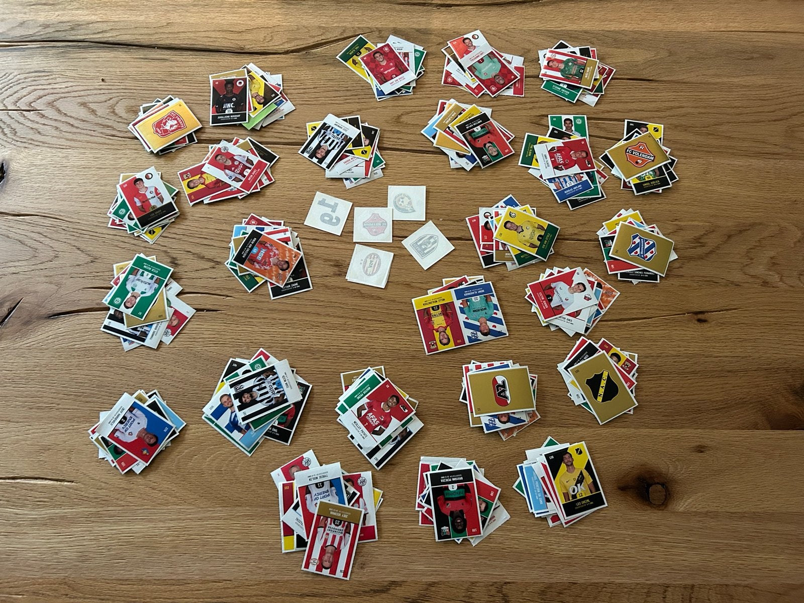250 PLUS voetbalplaatjes & 5 tattoos (seizoen 2025-26), Ophalen of Verzenden, Nieuw, Overige binnenlandse clubs, Poster, Plaatje of Sticker