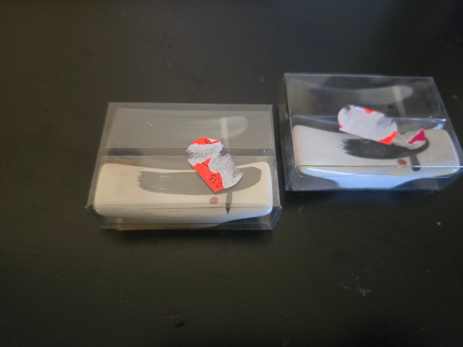 2x Xenos eetstokjeshouders wit/zwart/rood keramiek, Ophalen of Verzenden