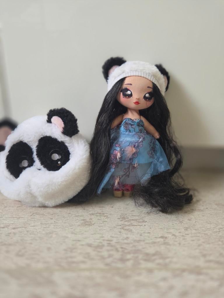 Kleine Na! Na! Na! Surprise pop met panda muts en tas, Ophalen of Verzenden, Gebruikt, Overige typen