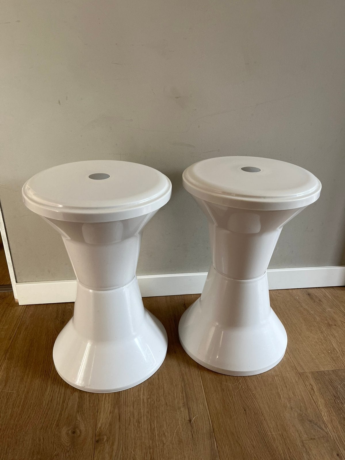 Set van 2 mooie, witte krukjes Tam Tam space age kruk., Ophalen of Verzenden, Zo goed als nieuw, Hout