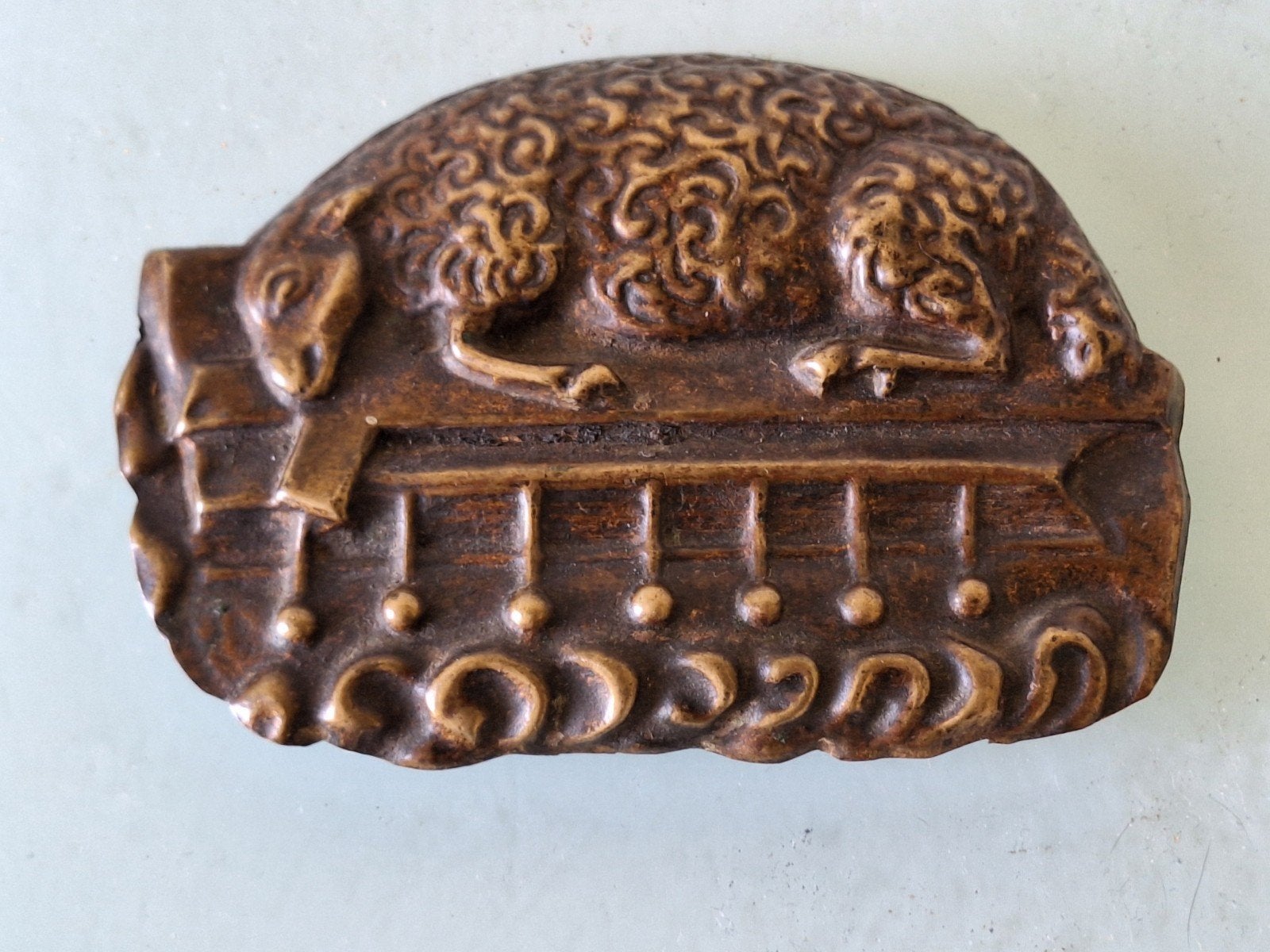 Antieke plaquette met Lam Gods en kruis, Ophalen of Verzenden