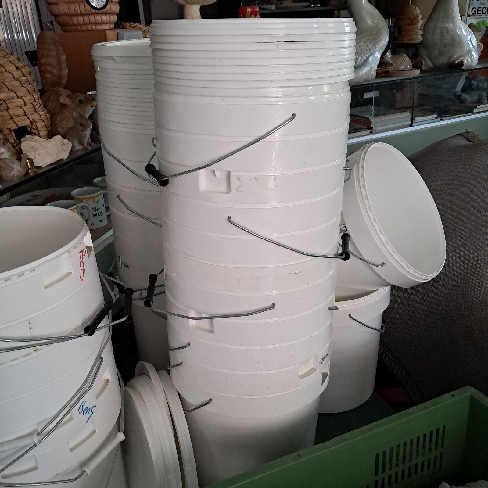 Witte kunststof emmers met handgreep, 20 en 25 liter, Ophalen