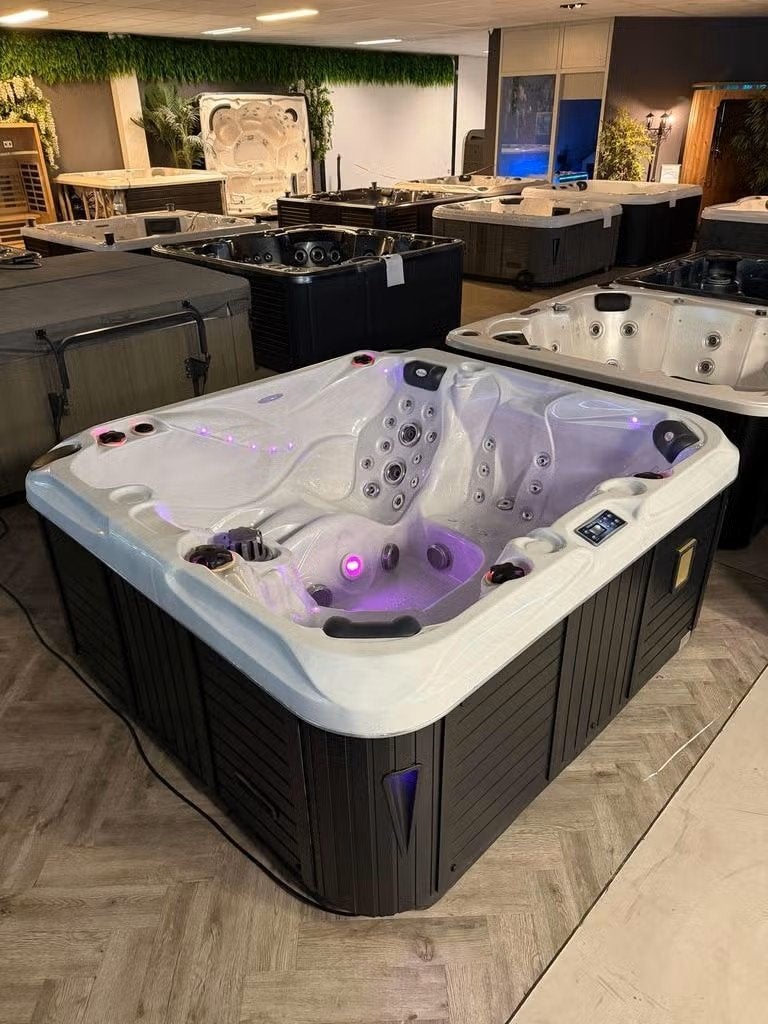 Spa/jacuzzi Luxe 5-Pers. 215 x 200 x 91 plug & play 220V, Ophalen, Zo goed als nieuw, Trap, Vast