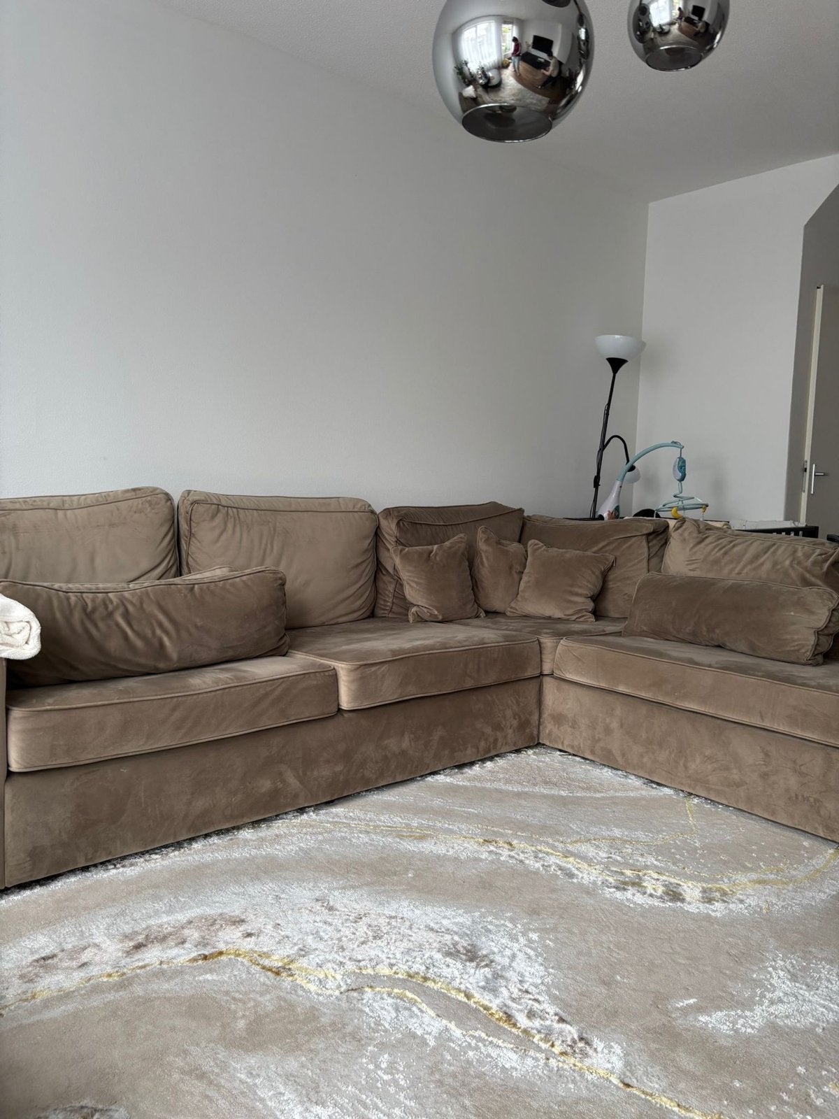 Comfortabele hoekbank in taupekleur, Huis en Inrichting, Banken | Bankstellen, Gebruikt, Hoekbank, Vierpersoons of meer, 300 cm of meer