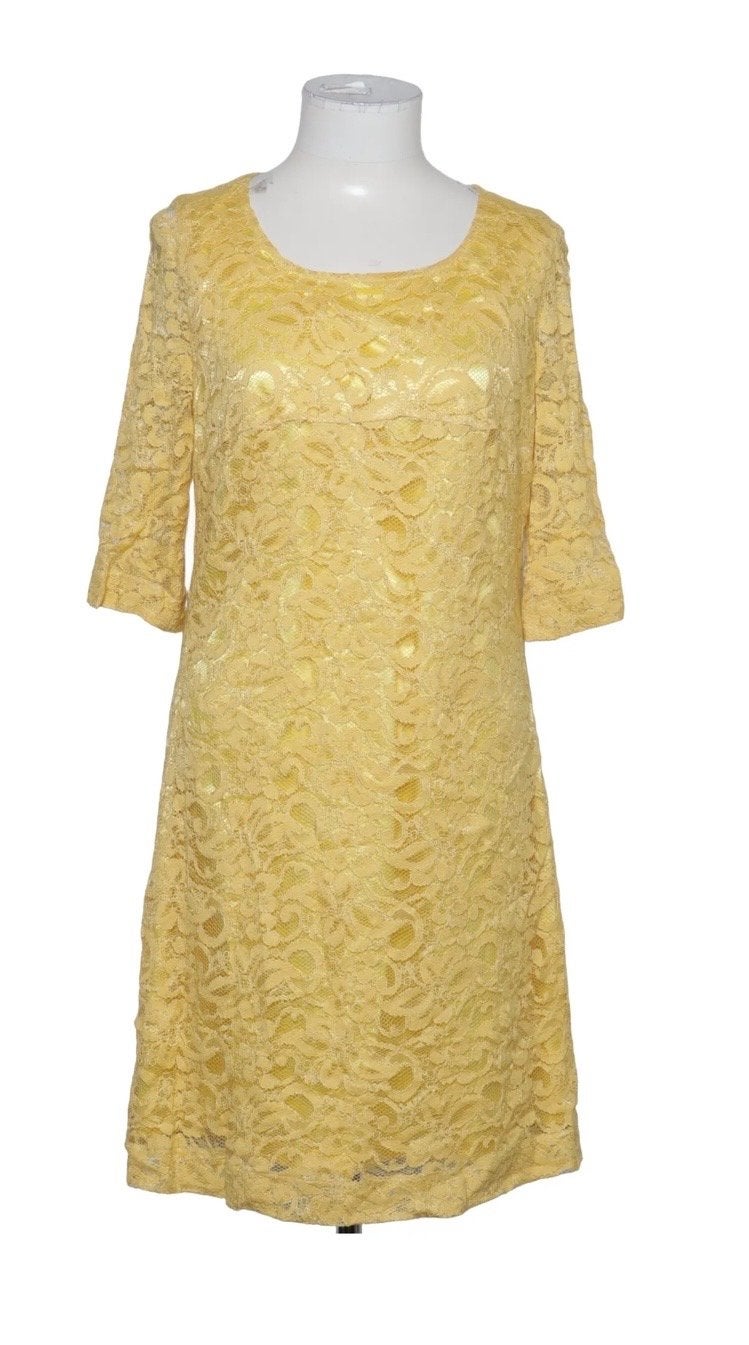 La Dress by Simone Gele Kanten Jurk Maat L, Kleding | Dames, Geel, Maat 42/44 (L), Ophalen of Verzenden, Zo goed als nieuw