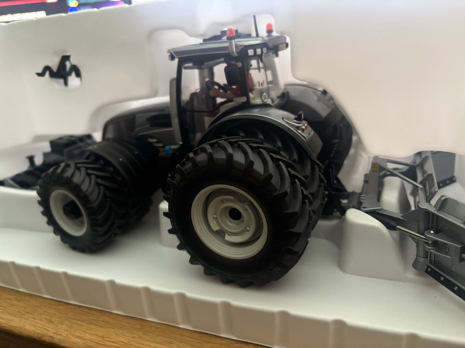 Valtra S 352 Tractor Miniatuur - 25e Beursmodel Schaal 1:32, Ophalen of Verzenden, Nieuw, Tractor of Landbouw, Overige merken