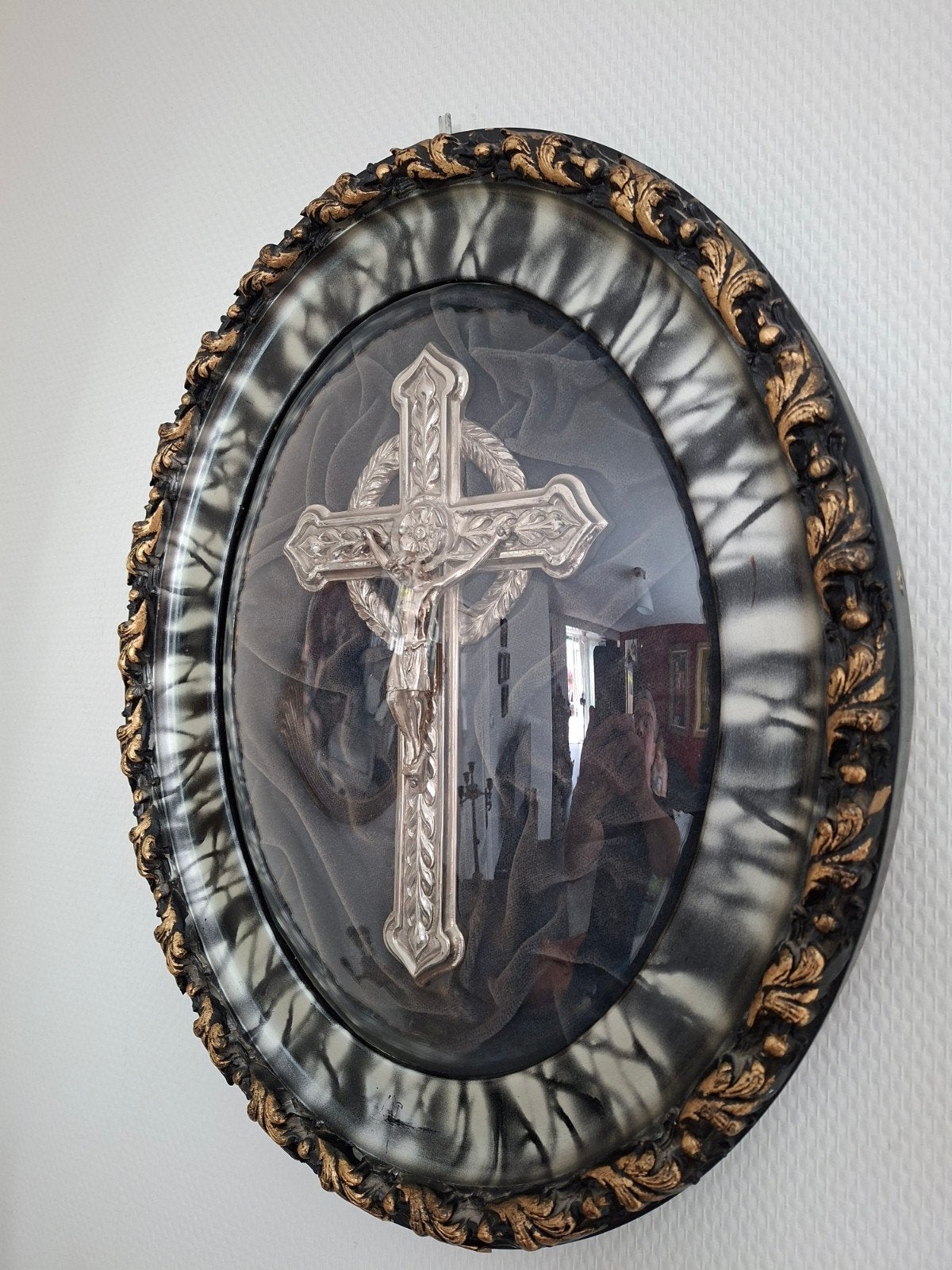 Zilverkleurige crucifix in lijst met bol glas, Antiek en Kunst, Ophalen