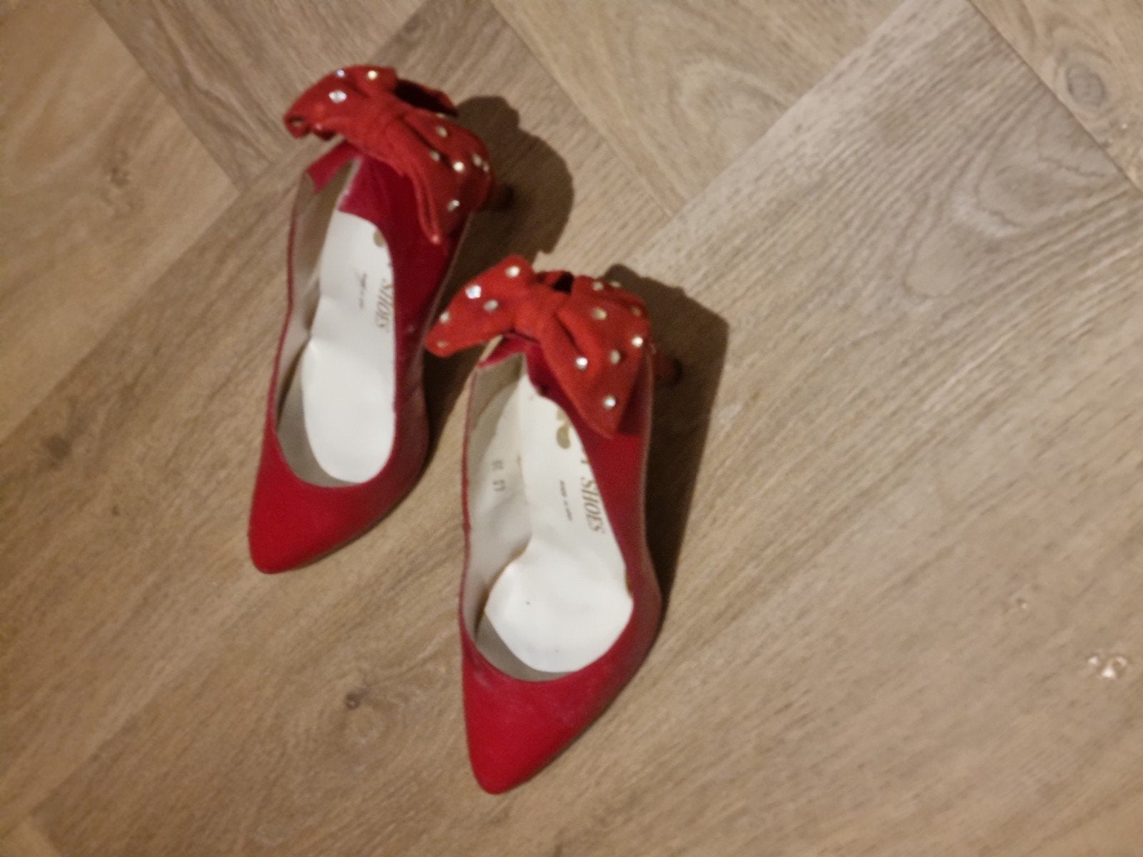 Schoen, Ophalen, Gedragen, Rood