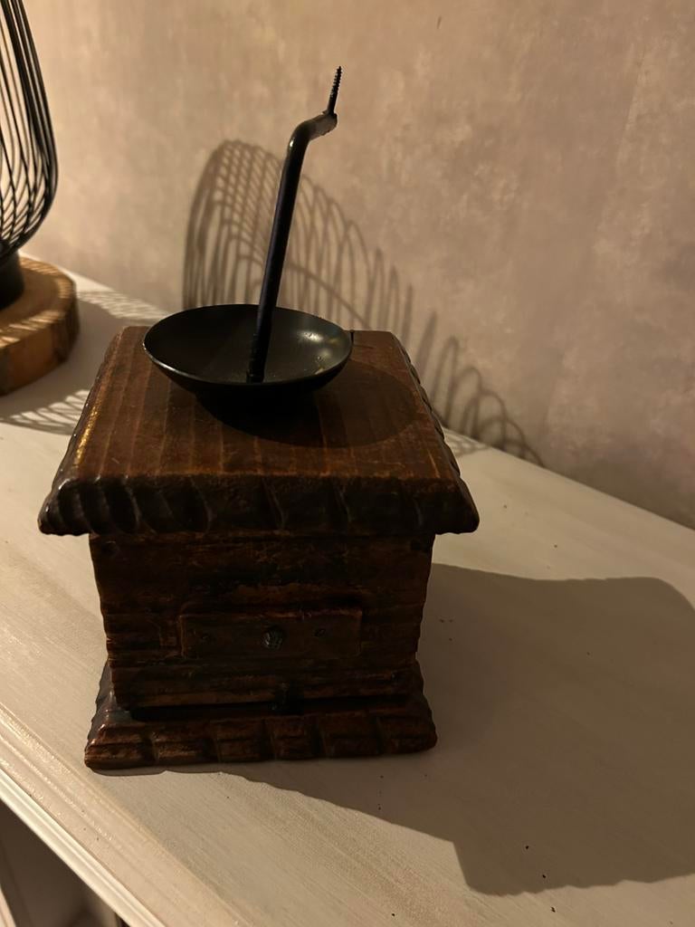 Soort koffiemolen nagemaakt, Ophalen