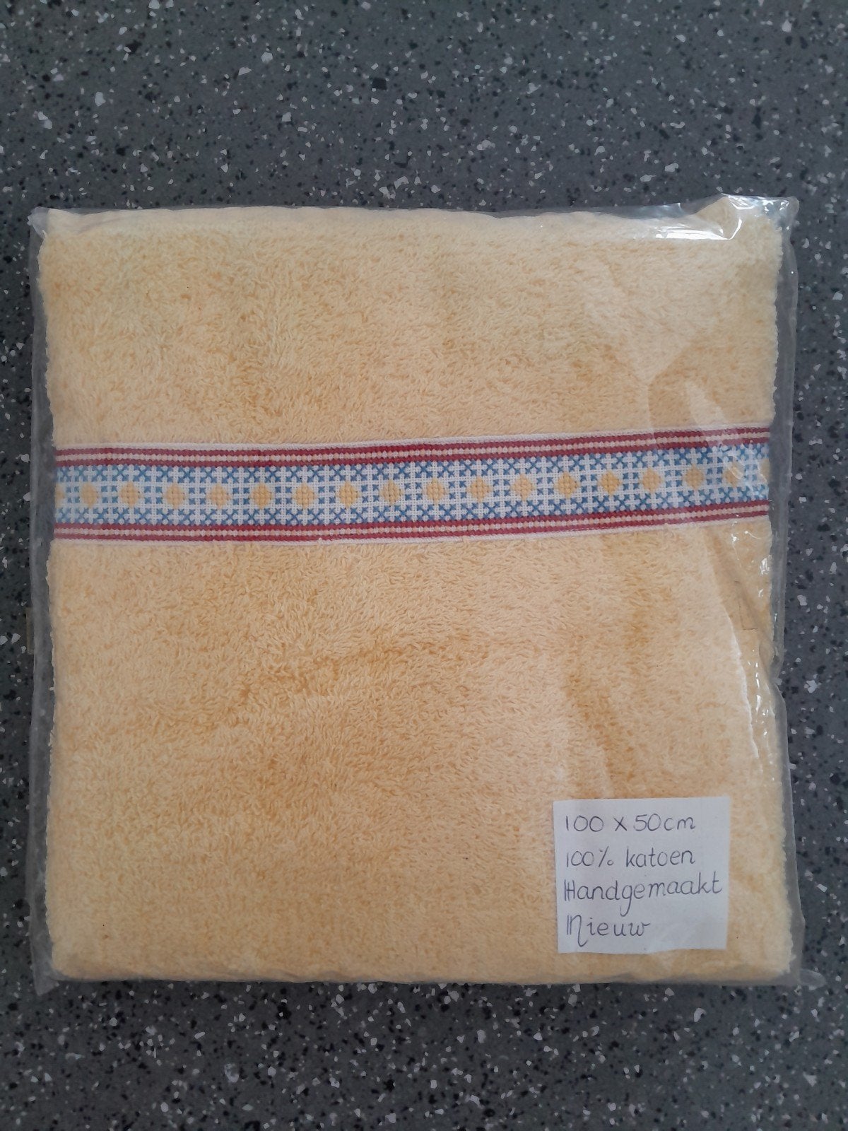 Handdoek handgemaakt cadeau geborduurd, Ophalen of Verzenden, Nieuw, Handdoek