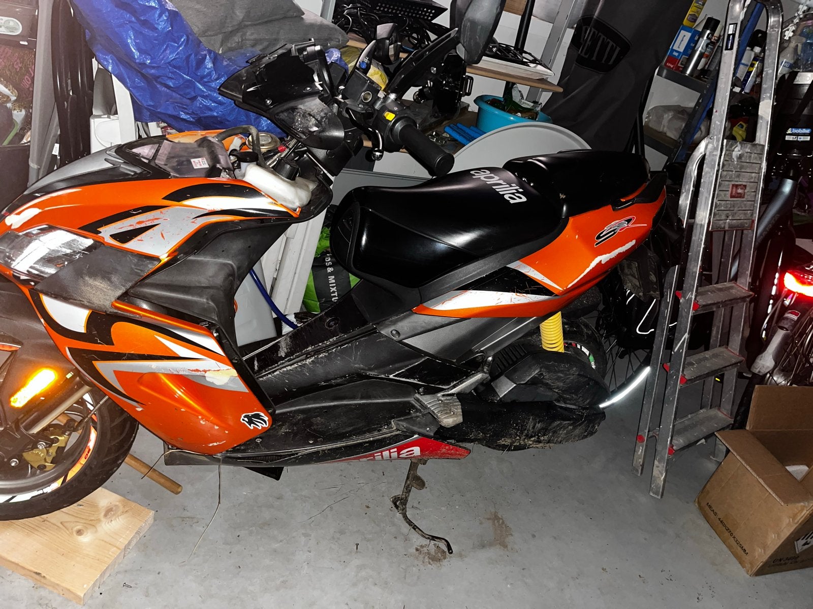 Aprilia SR Ditech scooter- schade aan voorvork en kap, Fietsen en Brommers, Gebruikt, Ophalen of Verzenden, 50 cc