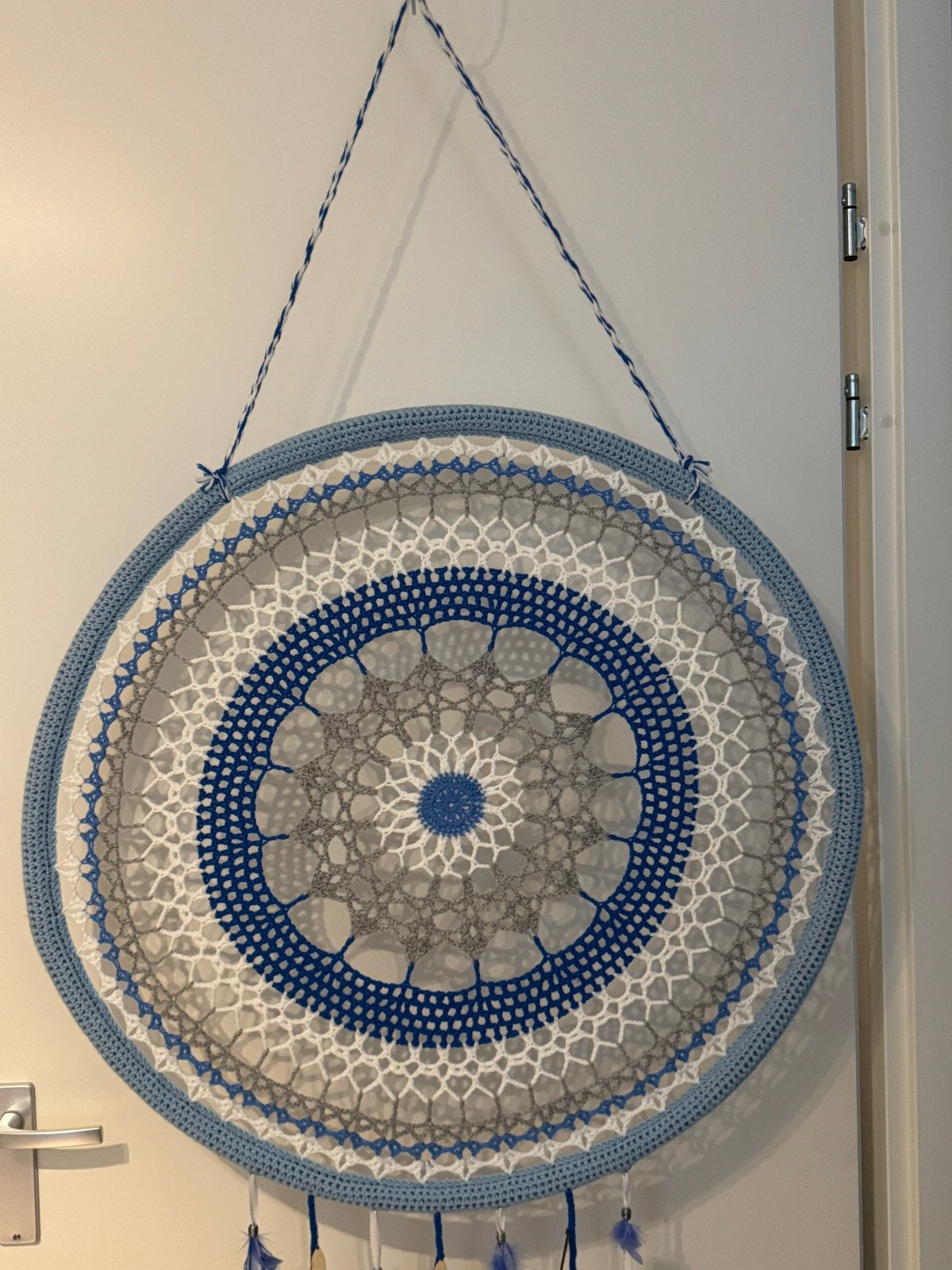 Grote handgemaakte dromenvanger met veren en kralen, Huis en Inrichting, Ophalen, Eigen ontwerp, Textiel, Blauw