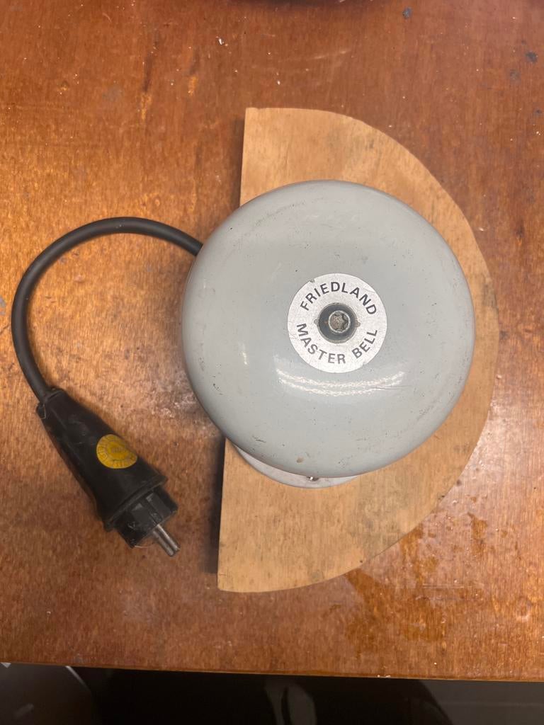 Friedland Master Bell 220V~ Vintage Bedrade Deurbel, Huis en Inrichting, Deurbellen, Ophalen of Verzenden, Gebruikt, Bedraad
