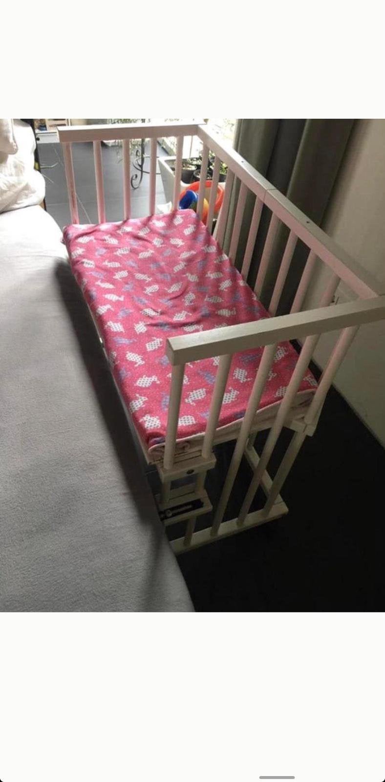 Houten co sleeper 89x46 bevestigen bij bed wit met matrasje, Kinderen en Baby's, Ophalen of Verzenden, Zo goed als nieuw, Wieg