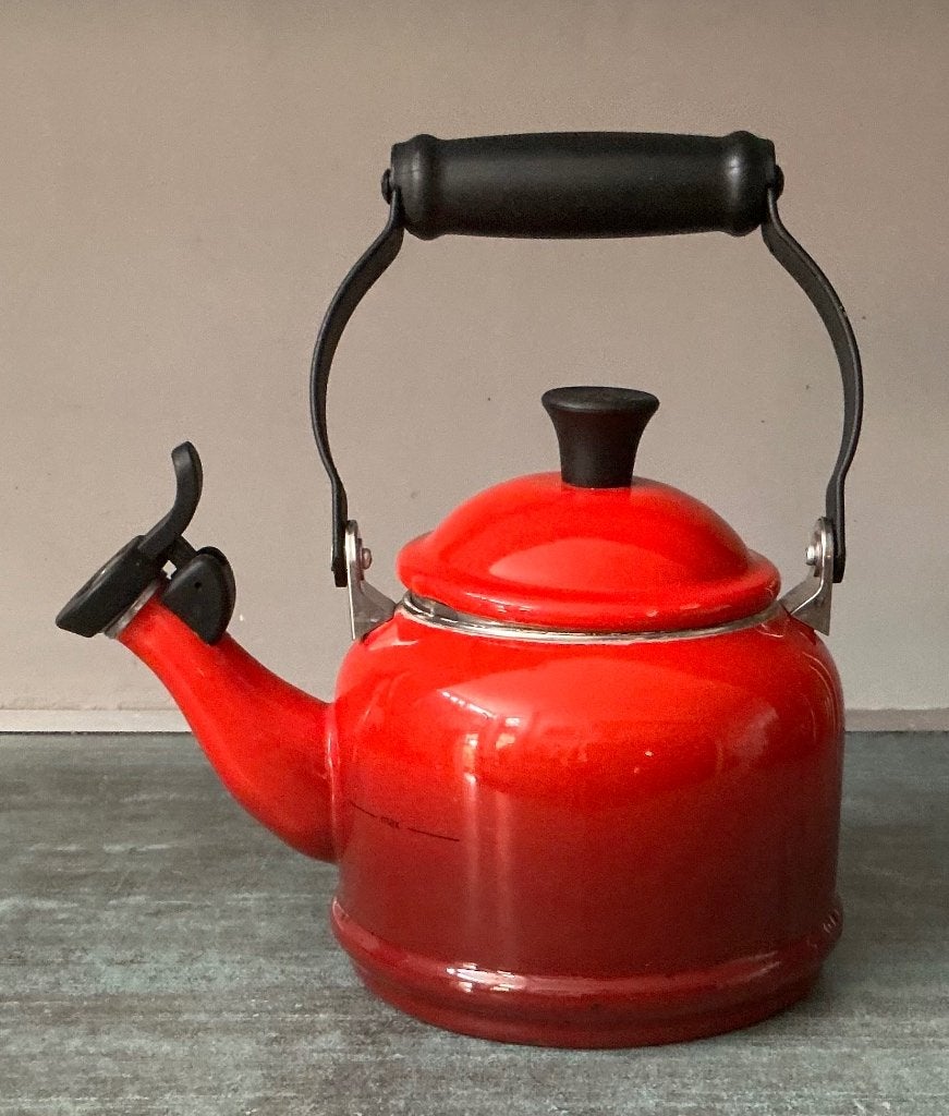 Le Creuset. Rode fluitketel., Huis en Inrichting, Ophalen of Verzenden, Rood