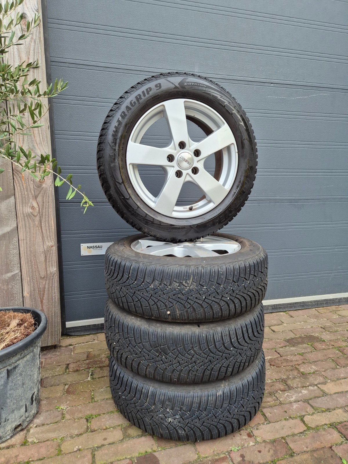 Winterbanden Skoda Octavia Goodyear UltraGrip 9 (205/60R16), Auto-onderdelen, Ophalen, Gebruikt, 16 inch, Banden en Velgen