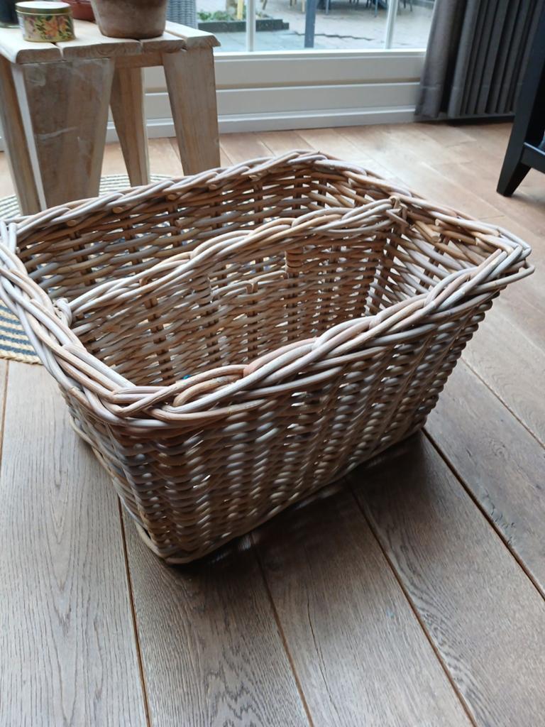 Rotan lectuurmand, Ophalen