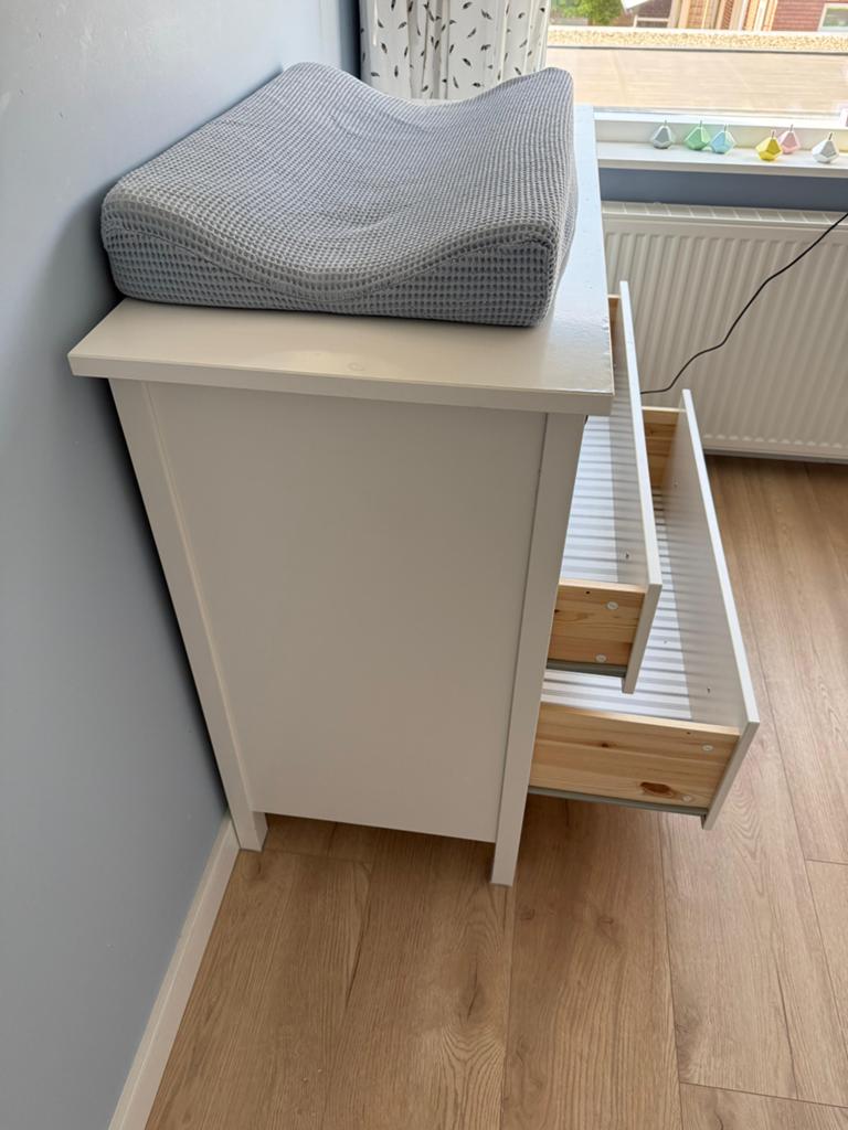 Witte commode/ kast met 3 lades, Kinderen en Baby's, Kinderkamer | Commodes en Kasten, Ophalen, 50 tot 70 cm, Zo goed als nieuw