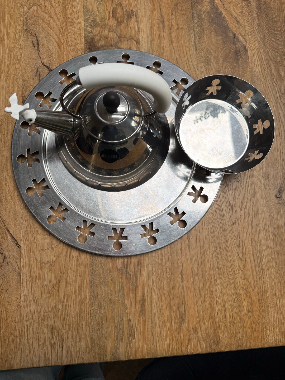 Alessi fluitketel met onderzetter en schaal, Huis en Inrichting, Theepot/fluitketel, Gebruikt, Zilver, Ophalen of Verzenden