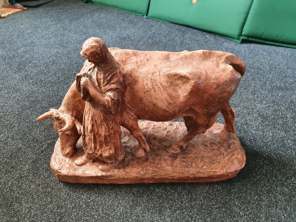 Ernest Bastin terracotta beeld koe met boerin, Ophalen, Art nouveau, 20 - 50 cm, Steen of Keramiek