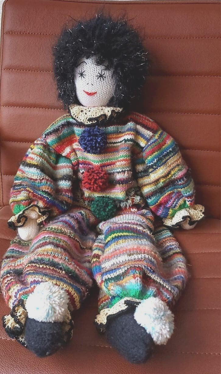handgemaakt gebreide clownpop, slappe pop lengte 70cm, Verzamelen, Poppen, Ophalen of Verzenden, Zo goed als nieuw, Pop