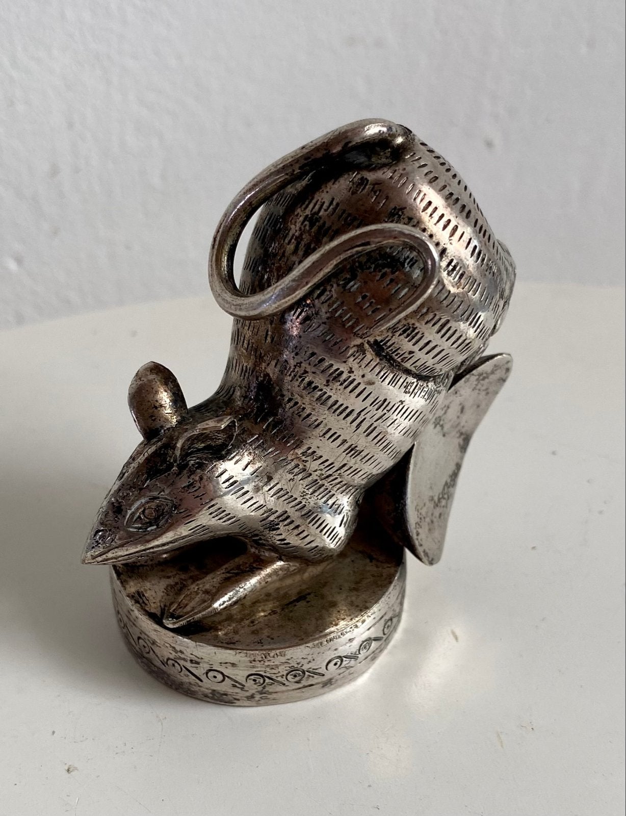 Zilveren Muis uit Cambodja - Khmer Zilverwerk Jaren '50, Antiek en Kunst, Verzenden, Zilver