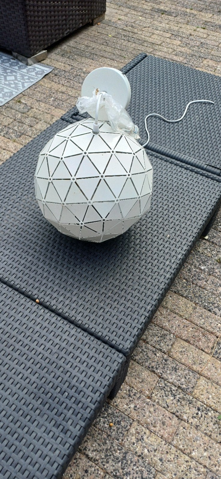 Witte bol hanglamp met geometrisch patroon, Huis en Inrichting, Lampen | Hanglampen, Gebruikt, Modern, Geometrisch, Metaal, E27 (groot)