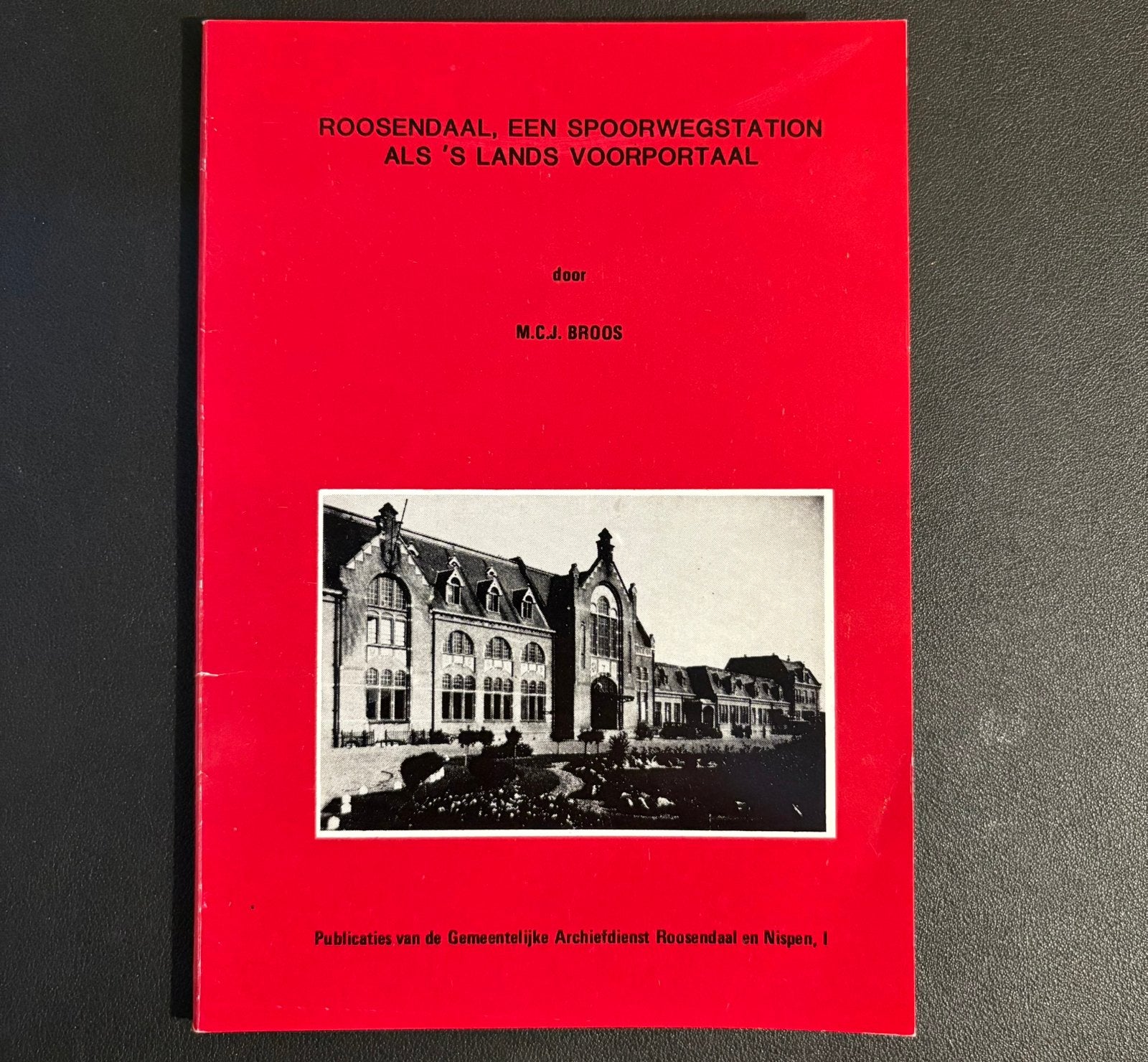 Roosendaal, spoorwegstation als ‘s lands voorportaal (1986), Ophalen of Verzenden, Zo goed als nieuw, Trein, Boek of Tijdschrift