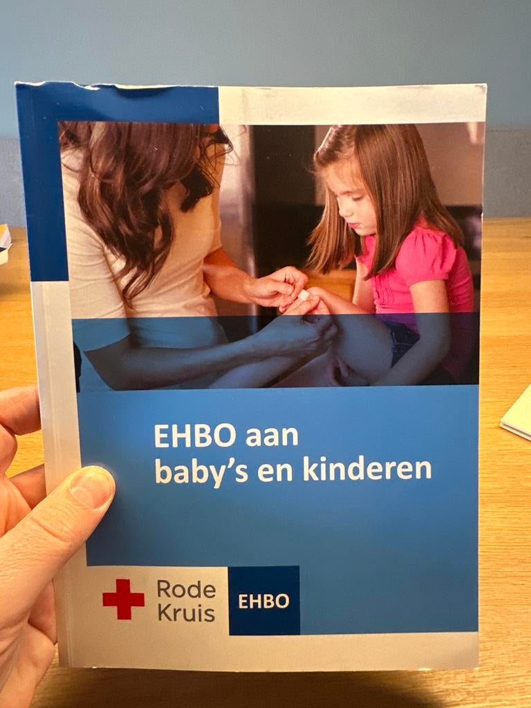 EHBO aan baby's en kinderen - Rode Kruis, Ophalen of Verzenden, Gelezen, 0 tot 6 maanden