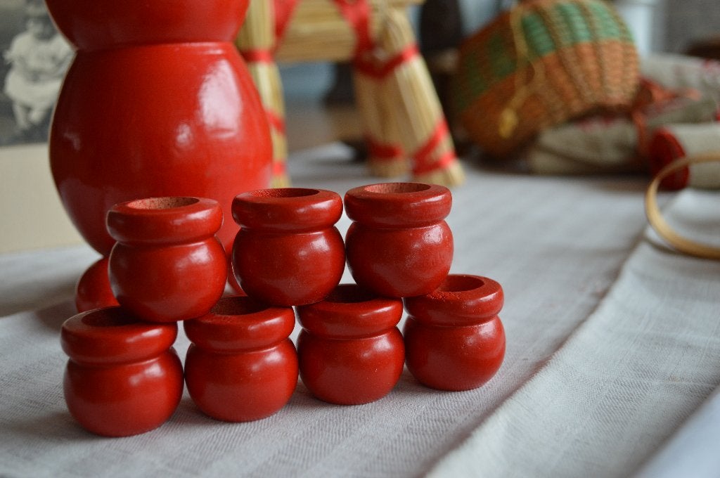 7 x rood houten ZWEEDSE servetringen, Diversen, Ophalen of Verzenden, Nieuw