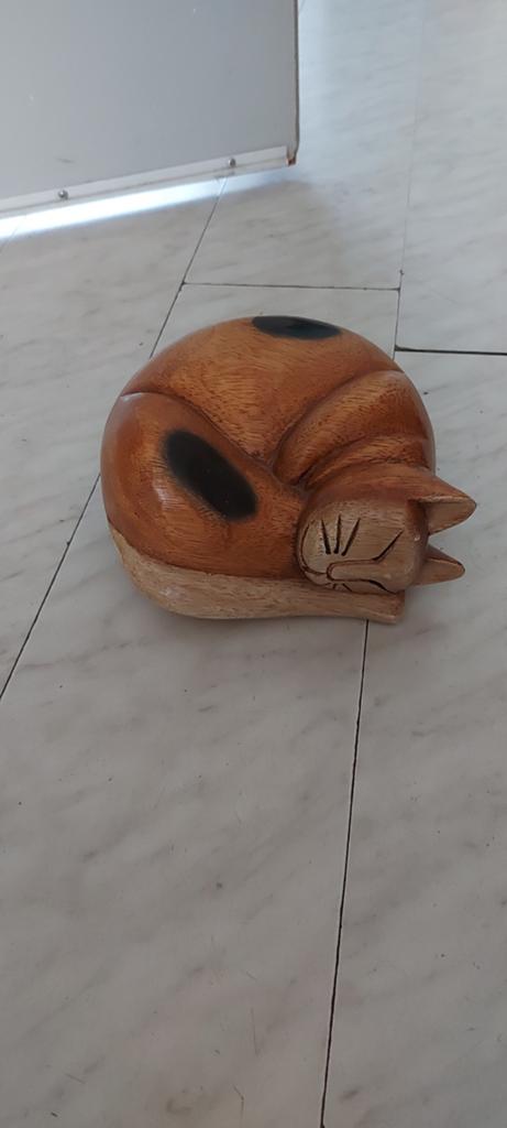 Handgesneden massief houten slapende kat grote maat, Ophalen
