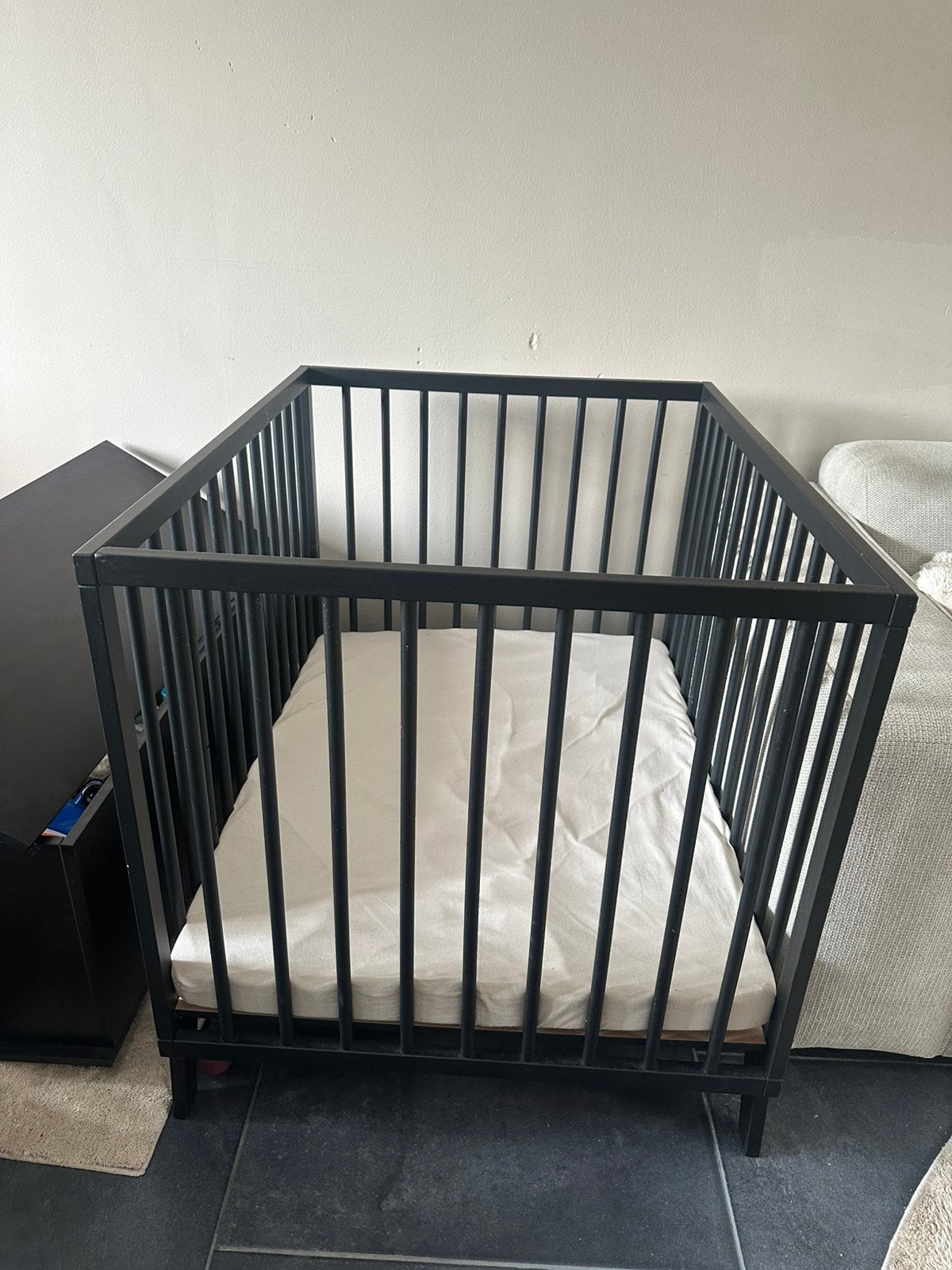 Twf baby box zwart inc matras en beige hoeslaken, Ophalen, Zo goed als nieuw