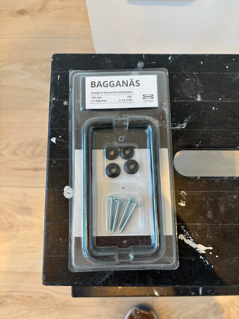 IKEA BAGGANÄS Handgreep met schroeven, Doe-het-zelf en Verbouw, IJzerwaren en Bevestigingsmiddelen, Ophalen, Nieuw, 100 tot 250 mm