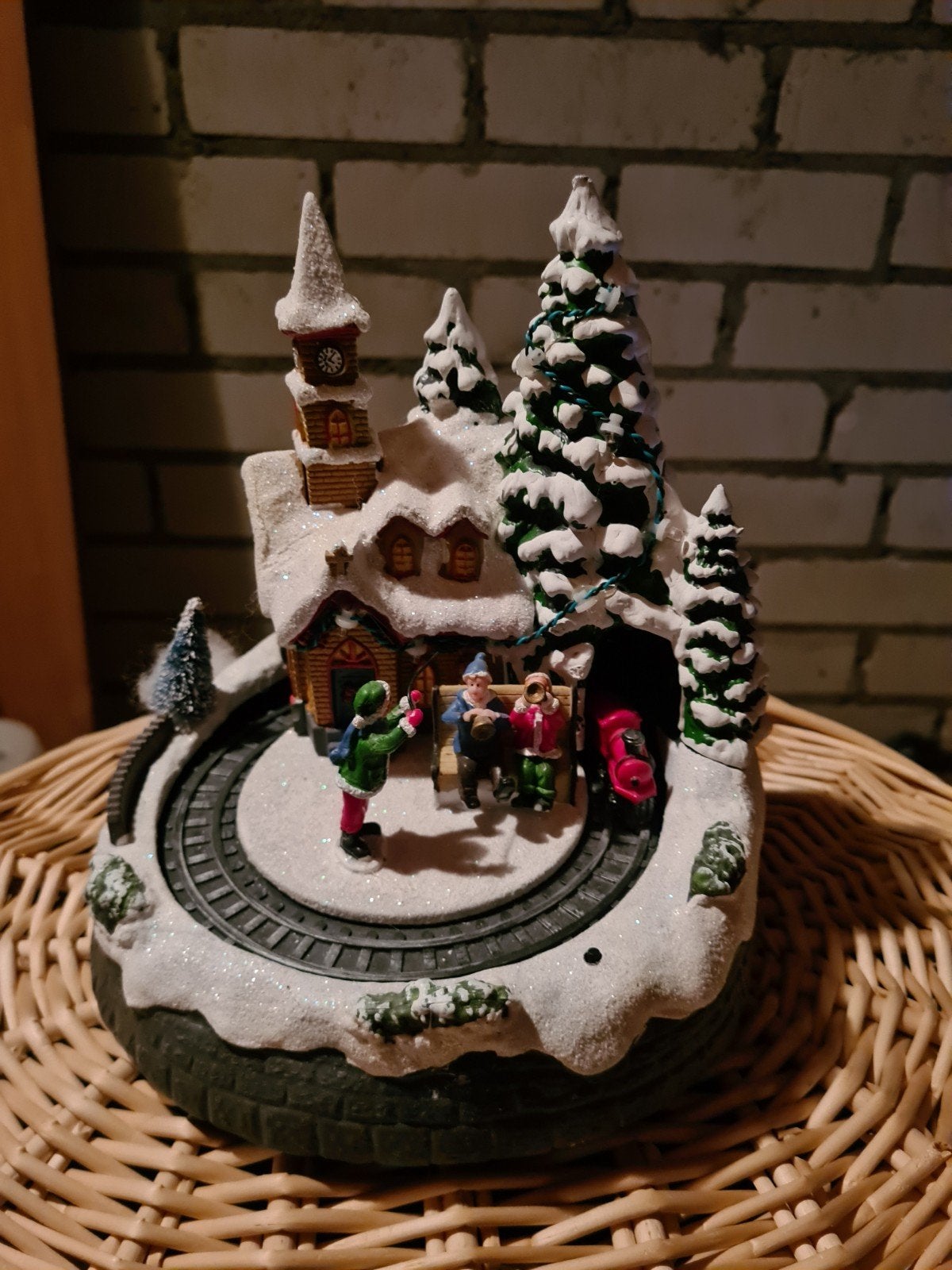 kersttafereel met trein en kerk, Ophalen of Verzenden