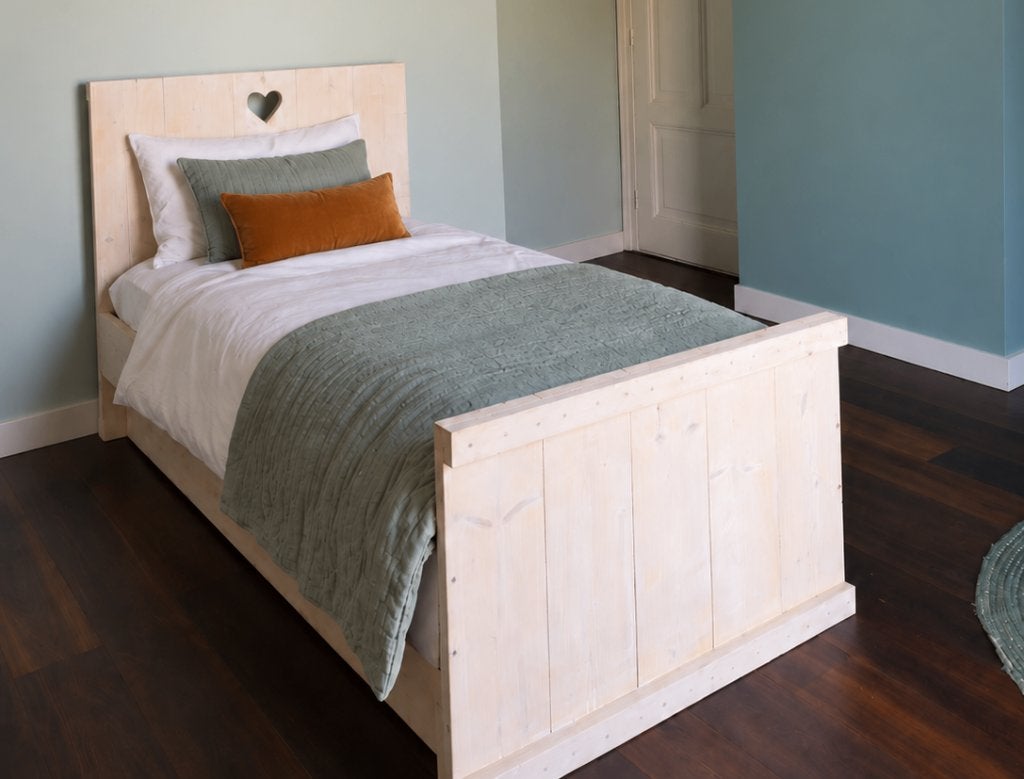 Houten kinderbed met hartje - Zo goed als nieuw, Ophalen, 70 tot 85 cm, Zo goed als nieuw, Lattenbodem