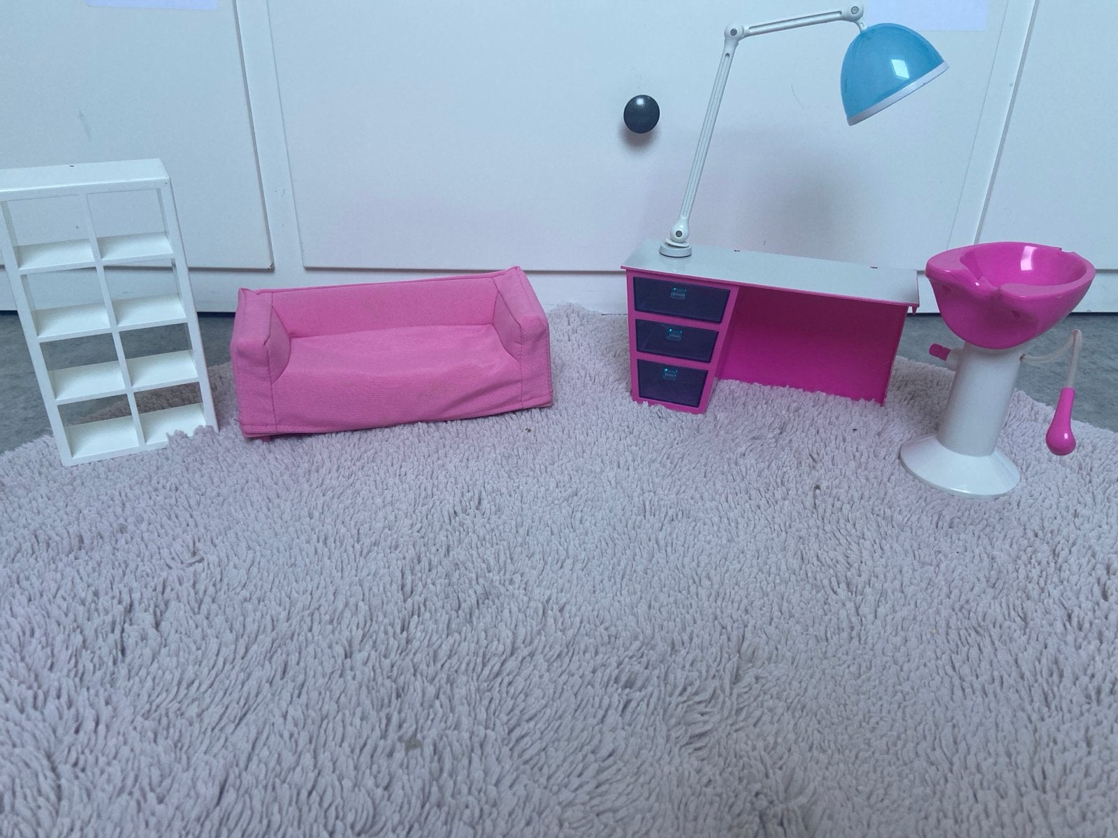 Poppenhuis meubels: bank, bureau, plank en wasbak, Ophalen of Verzenden, Gebruikt, Meisje