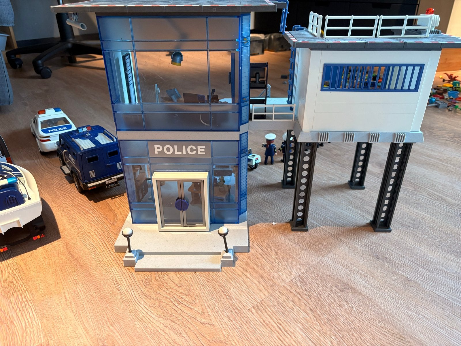 Foto 3 van Grote Playmobil Politie Set: Bureau, Voertuigen & Figuren
