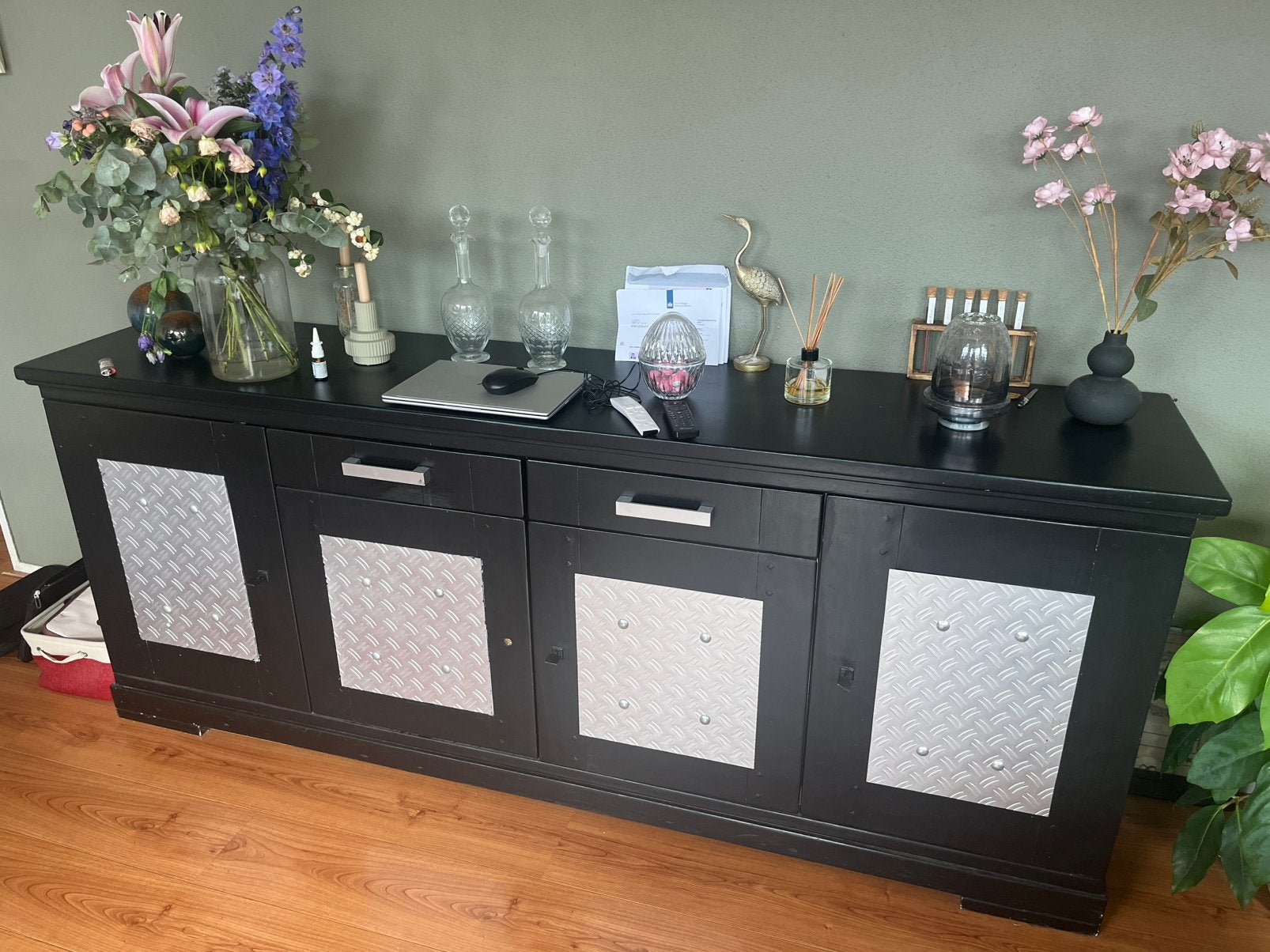 Zwart dressoir met aluminium accenten., Ophalen, Gebruikt, 25 tot 50 cm, 200 cm of meer