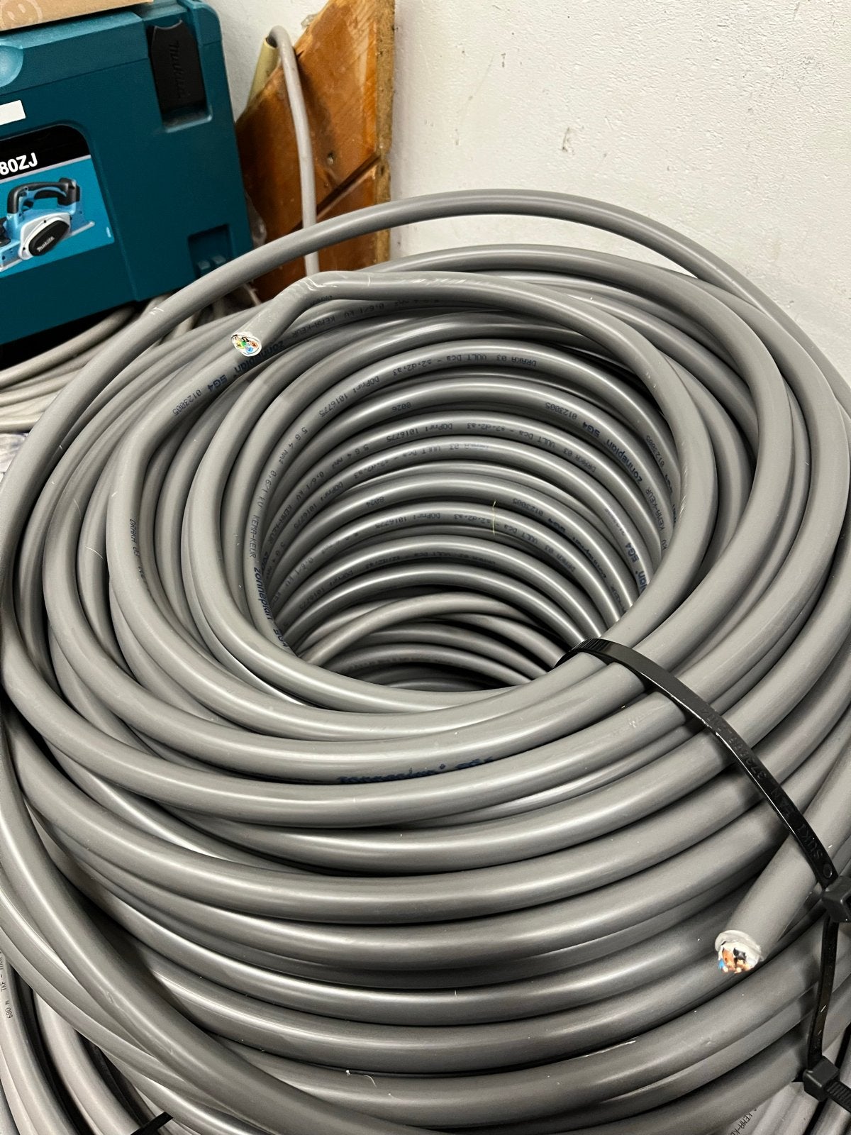 Nieuwe rol grijze installatiekabel 5x4 100m ymvk, Doe-het-zelf en Verbouw, Ophalen, Nieuw, Overige merken, Kabel of Snoer