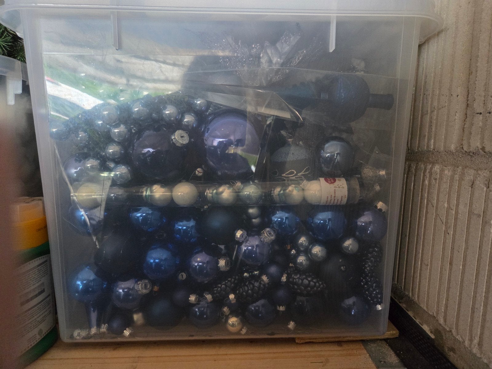 Grote opbergbak vol met Kerstballen, Ophalen