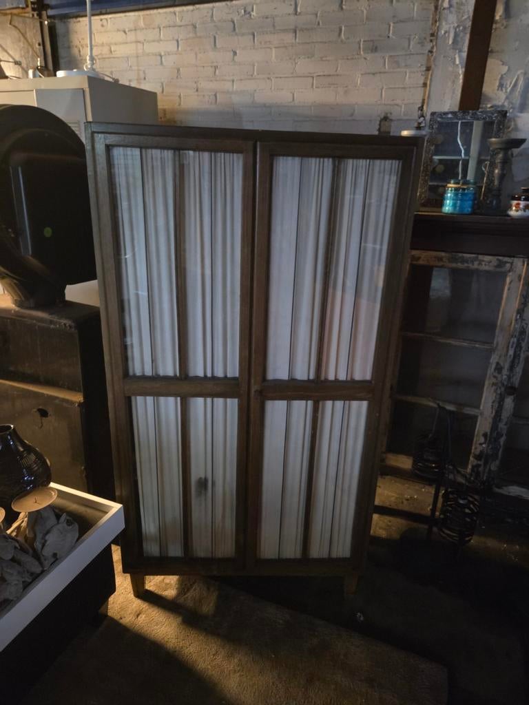 Vintage  kast apothekerskast met glazen deuren en gordijnen, Antiek en Kunst, Antiek | Meubels | Kasten, Ophalen