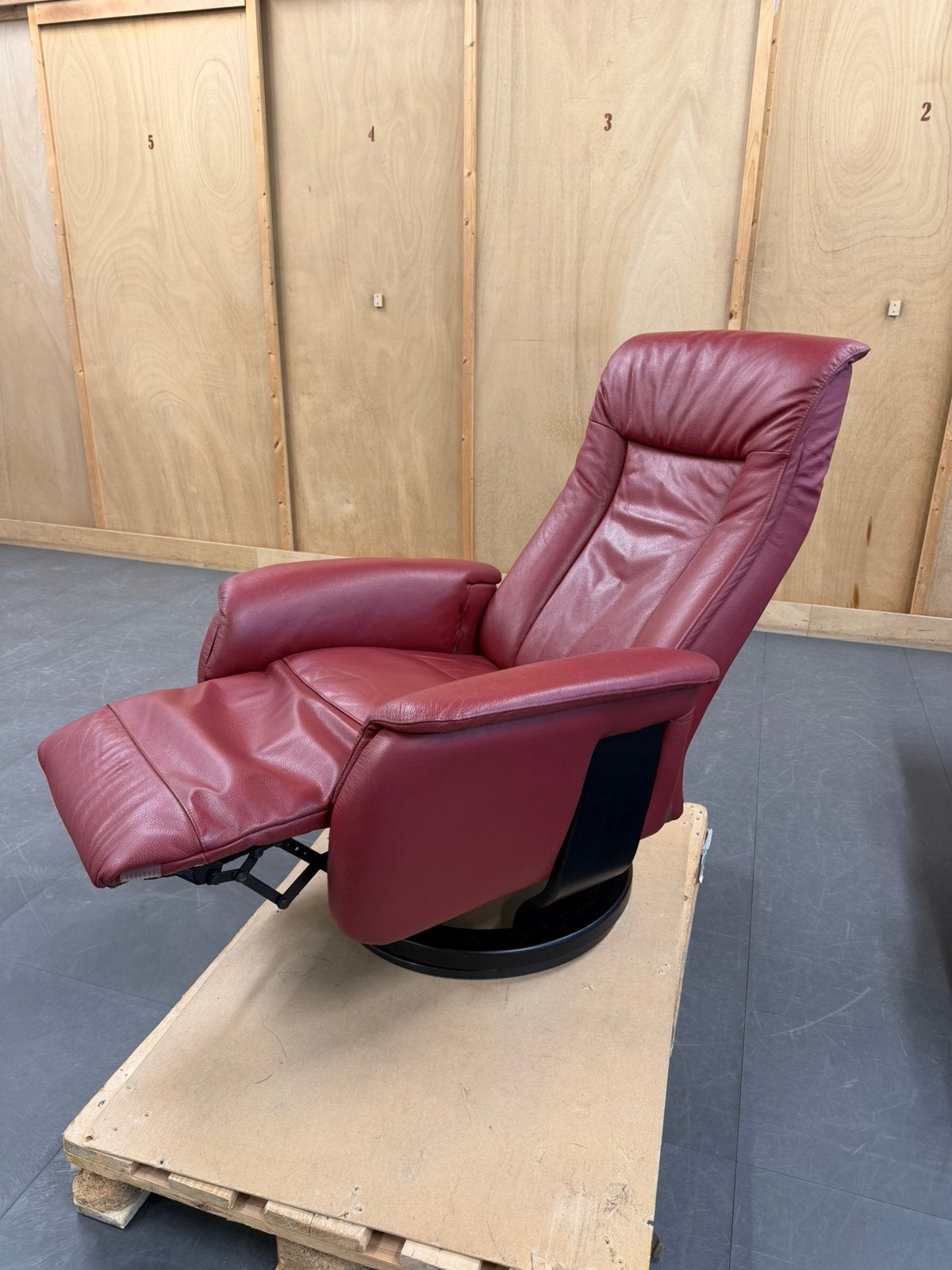 Mooie rode leren fauteuil elektrisch 2 motoren met accu, Ophalen, Zo goed als nieuw, 75 tot 100 cm, Leer