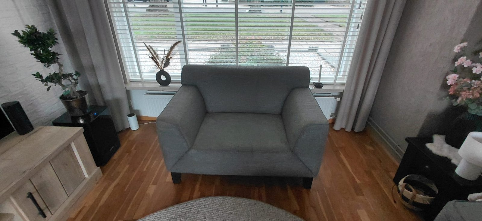 Mag nu weg: Comfortabele grijze loveseat, Ophalen, Gebruikt, Eenpersoons, 75 tot 100 cm