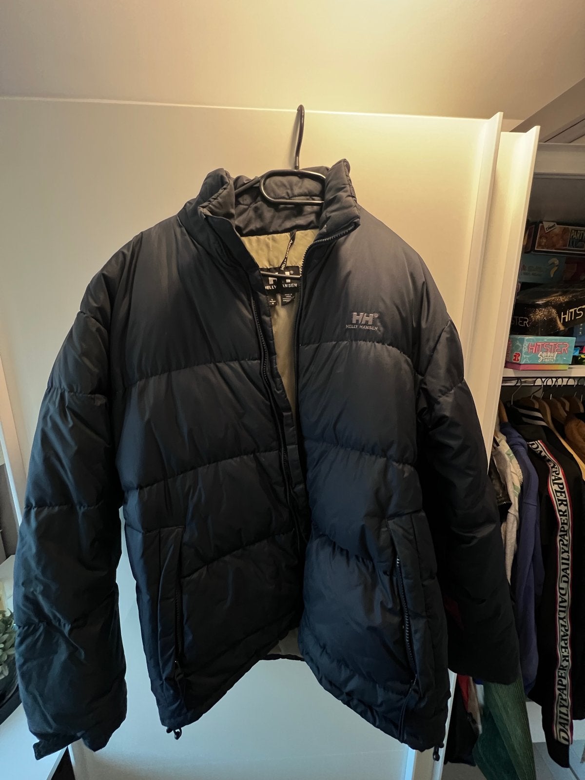 Helly Hansen Puffer Jas - Zwart met Rode Details, Ophalen of Verzenden, Gedragen, Maat 52/54 (L), Zwart