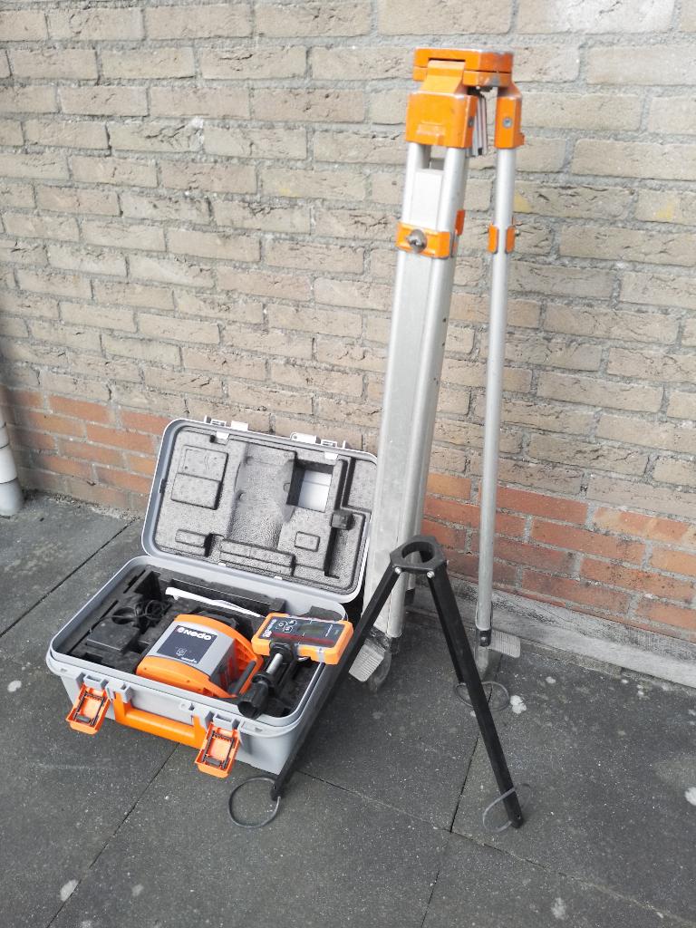bouwlaser NEDO Sirius rotatielaser roterende laser + statief, Ophalen, Zo goed als nieuw