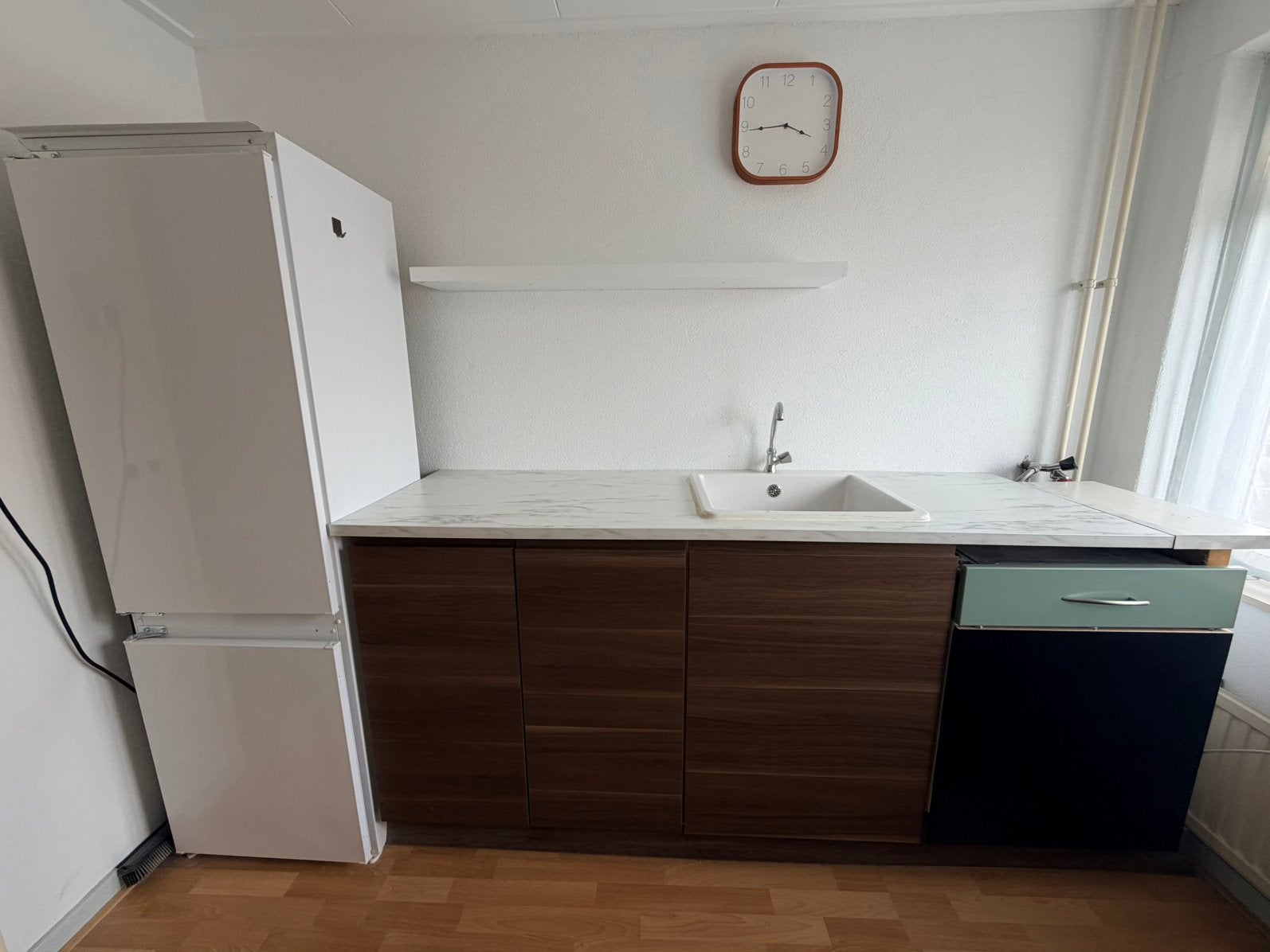 Keuken met vaatwasser en koelkast met vriezer, Ophalen, Zo goed als nieuw, Wit