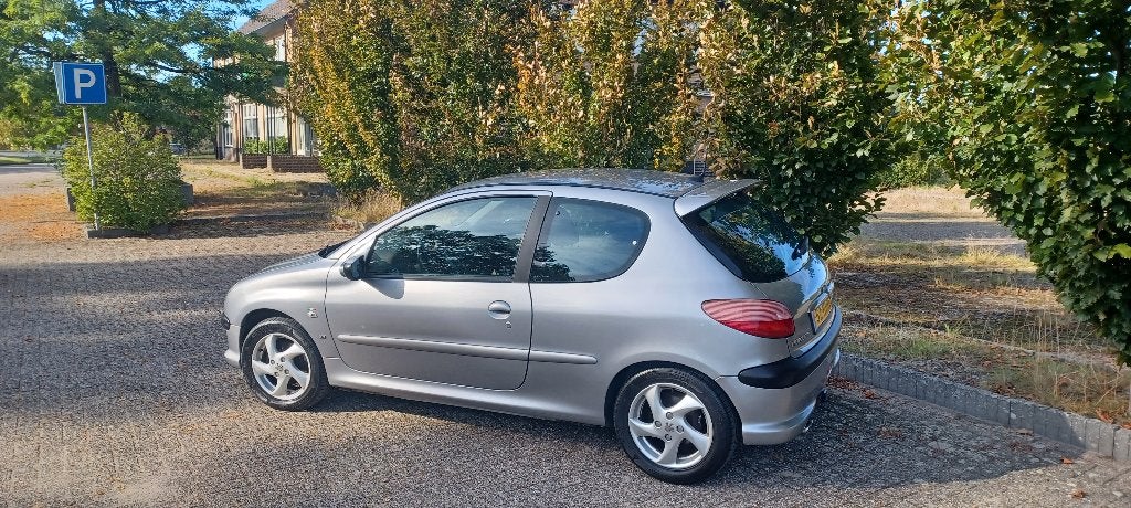 Peugeot 206 1.6 16V Gentry 3D 2002 Grijs, Auto's, Voorwielaandrijving, 1025 kg, 15 km/l, 40 €/maand